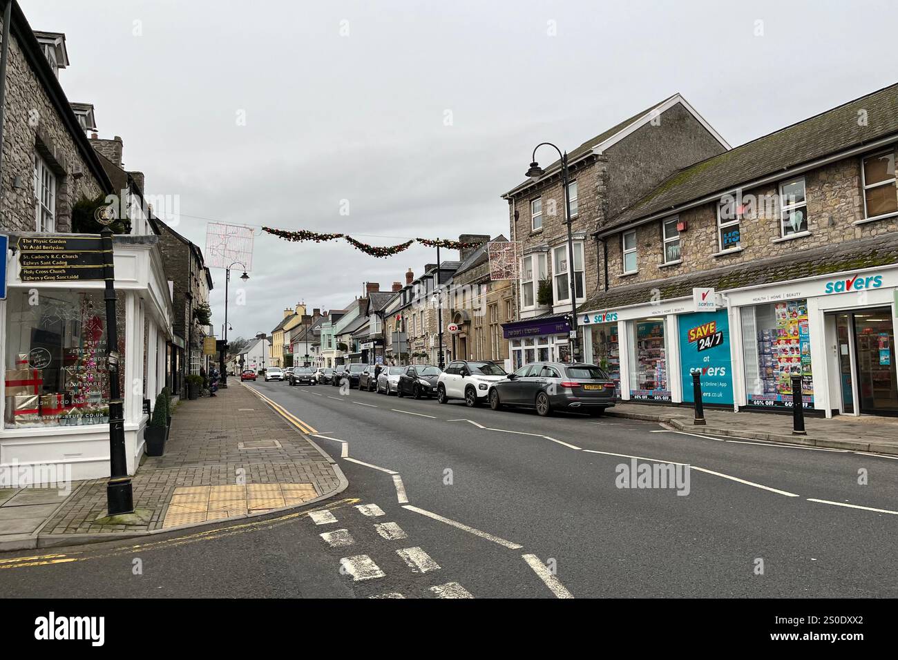Ich schaue auf die High Street in Cowbridge. Vale of Glamorgan, Wales, Vereinigtes Königreich. Dezember 2024. - Smartphone-aufgenommenes Stockfoto