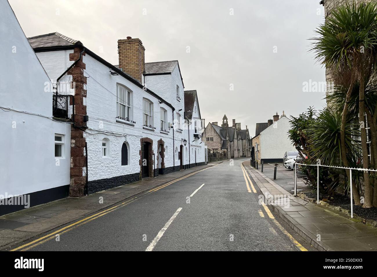 Blick auf die Church Street in Cowbridge. Vale of Glamorgan, Wales, Vereinigtes Königreich. Dezember 2024. - Smartphone-aufgenommenes Stockfoto