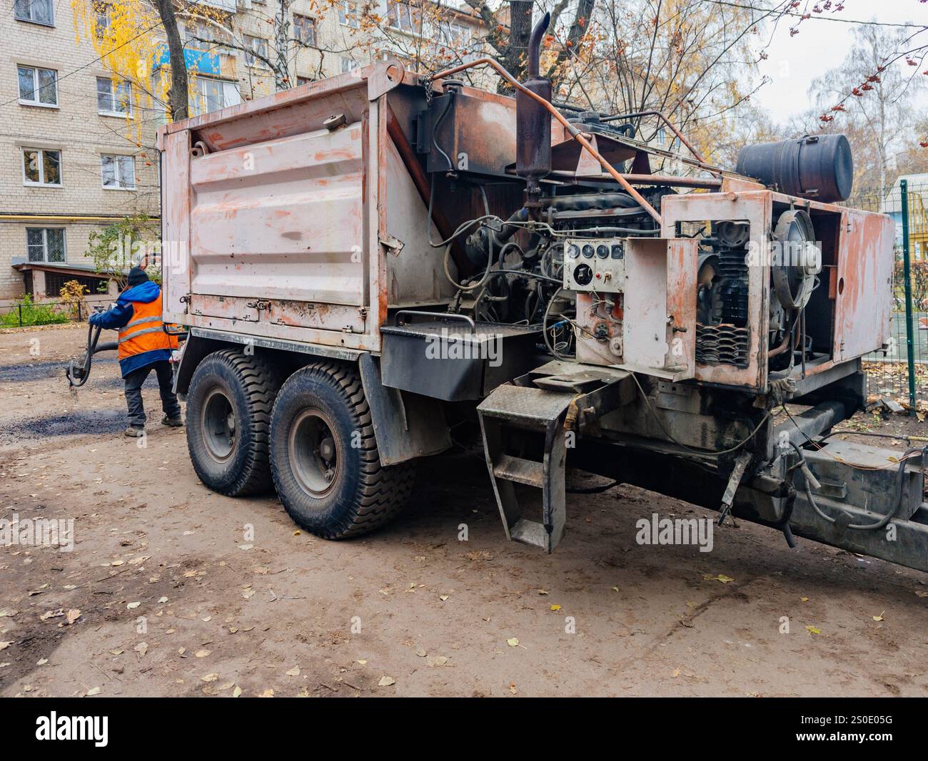 Schlaglochreparatur der Asphaltstraße. Stockfoto