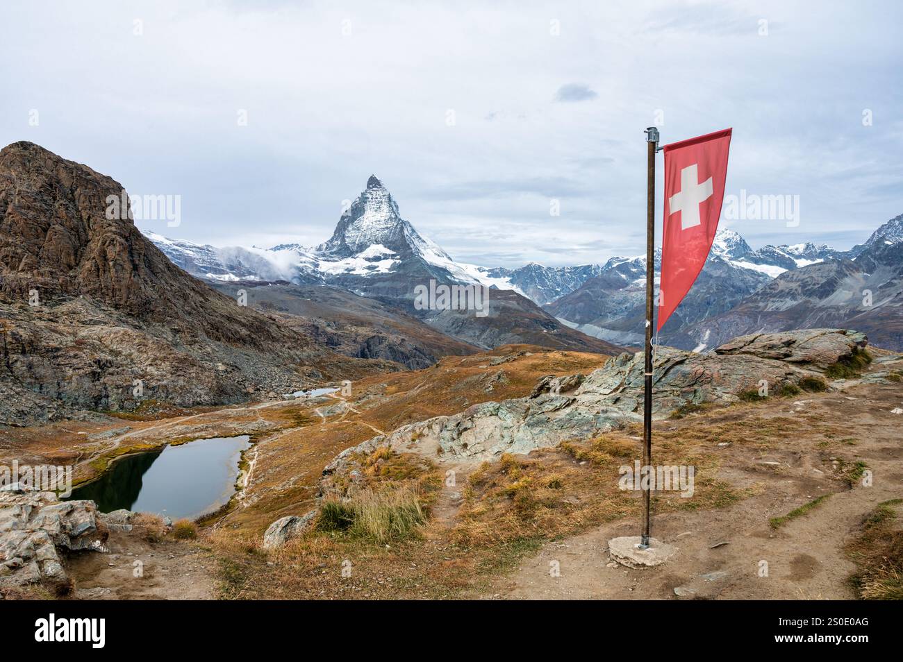 Schweizer Flagge im Vorfeld mit dem Matterhorn im Hintergrund Stockfoto