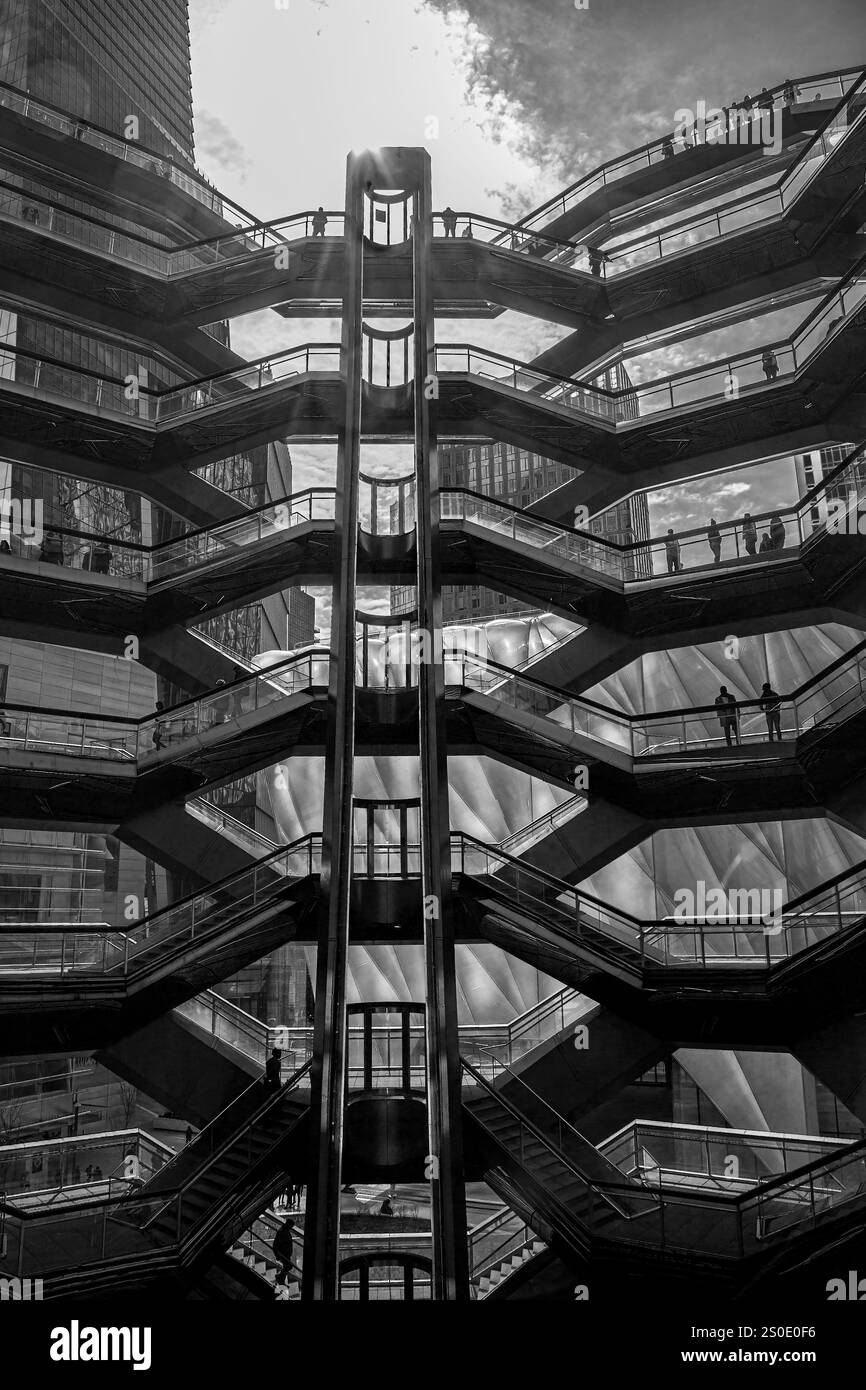 New York, USA – 8. März 2020: Das Schiff, das von dem Architekten Thomas Heatherwick, auch bekannt als Hudson Yards Staircase, in Manhattan gebaut wurde. Schwarz und weiß Stockfoto