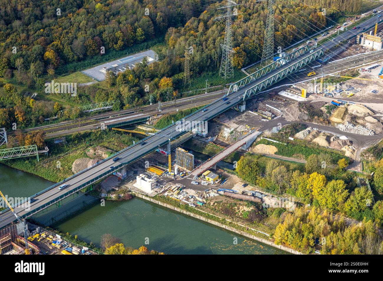 Luftaufnahme, Emschertalbrücke der Autobahn A43 und Eisenbahnbrücke über Emscher und Rhein-Herne-Kanal, Baukau, Herne, Ruhrgebiet, Stockfoto