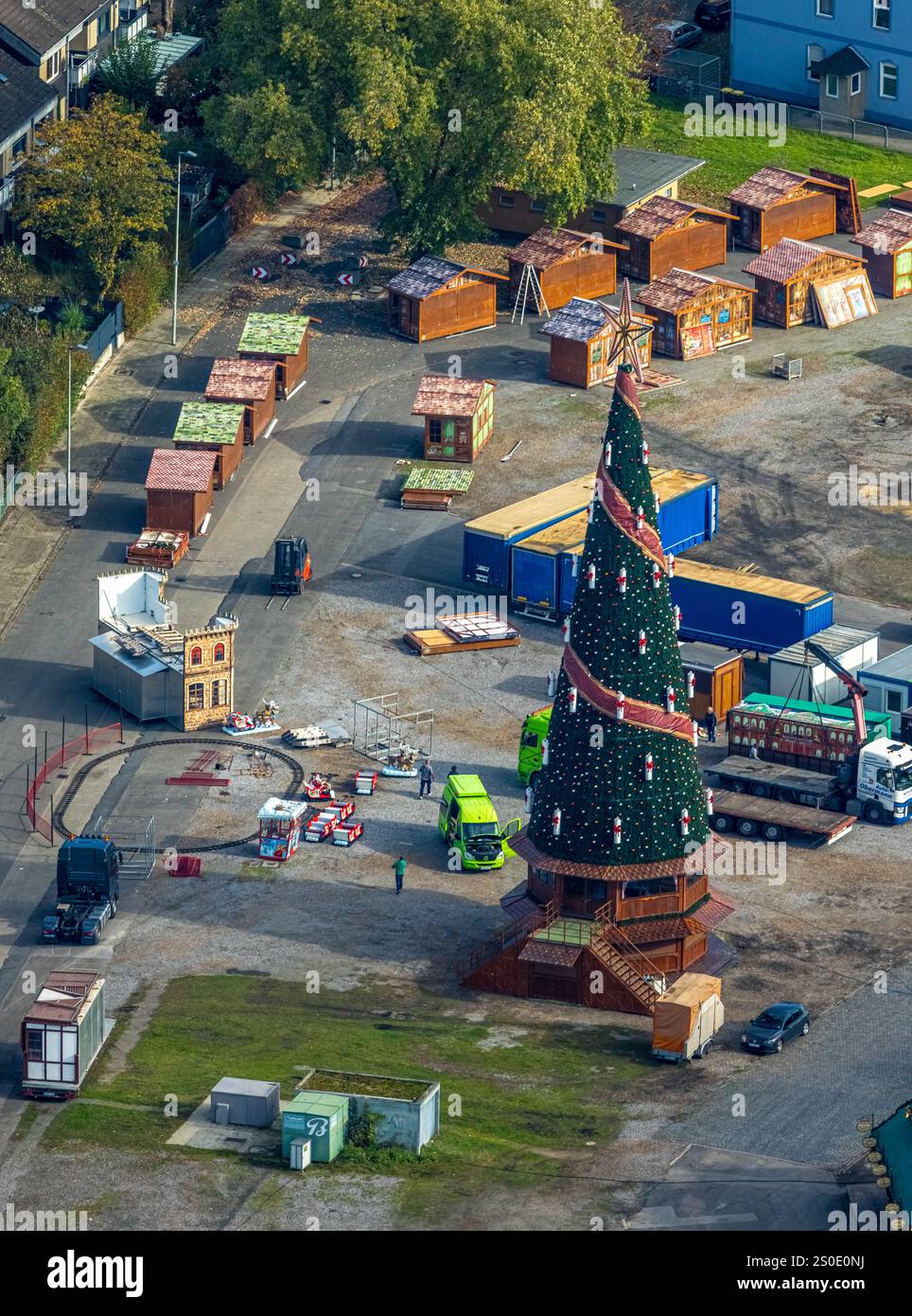 Vogelperspektive, Weihnachtsmarktbau am Cranger Kirmesplatz mit großem 45 Meter hohen Weihnachtsbaum und Hütten, Unser Fritz, Herne, Ruhrgebiet, Stockfoto