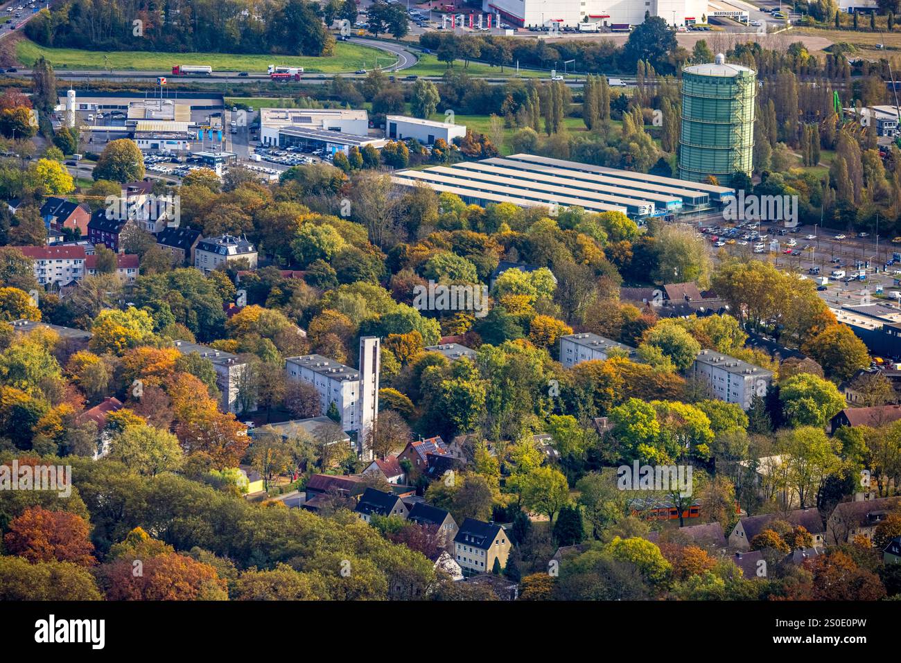Blick aus der Vogelperspektive, Stephanuskirche und Wohngebiet rund um die Ludwig-Steil-Straße und Holsterhauser Straße, Gasometer Herne und Decathlon Sports sto Stockfoto