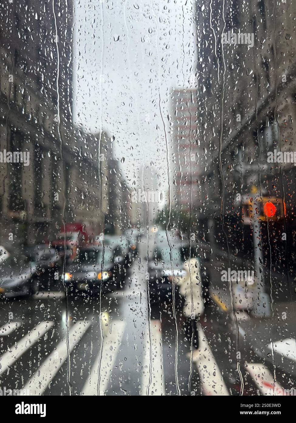 Regnerischer Tag aus einem Fenster in New York City Stockfoto