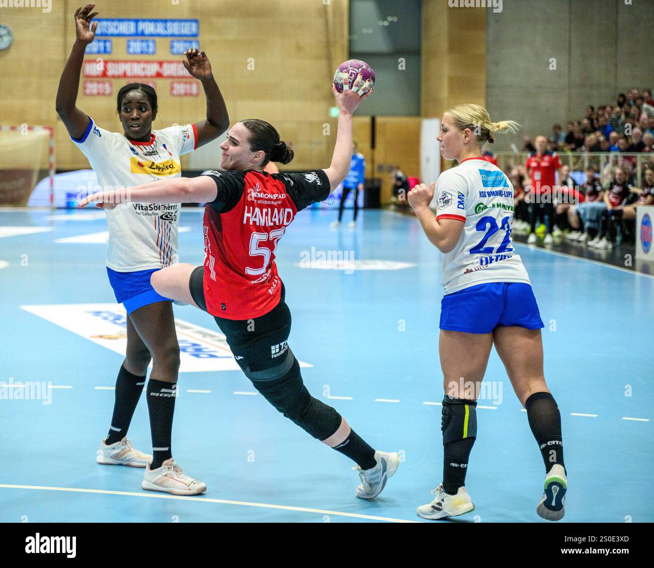 Bad Langensalza, Deutschland. Dezember 2024. Josefine Hanfland (Kreis, Thueringer HC, #57), Judith Tietjen (Rechtsaussen, #22), Laetitia Quist (Rueckraum Rechts, #6) GER, Thueringer HC gegen HSG Blomberg-Lippe, 1. Handballbundesliga Frauen, 9. Spieltag, Spielzeit 2024/2025, Freitag, 27.12.2024, Foto: Eibner-Pressefoto/Martin Herbst Credit: dpa/Alamy Live News Stockfoto