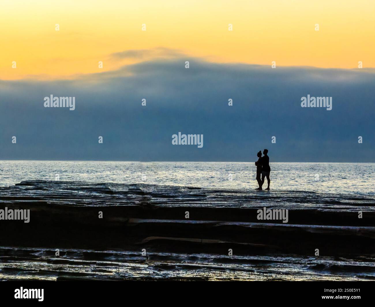 Sonnenaufgang mit dicker Nebelwolke am Skillion in Terrigal, NSW, Australien. Stockfoto