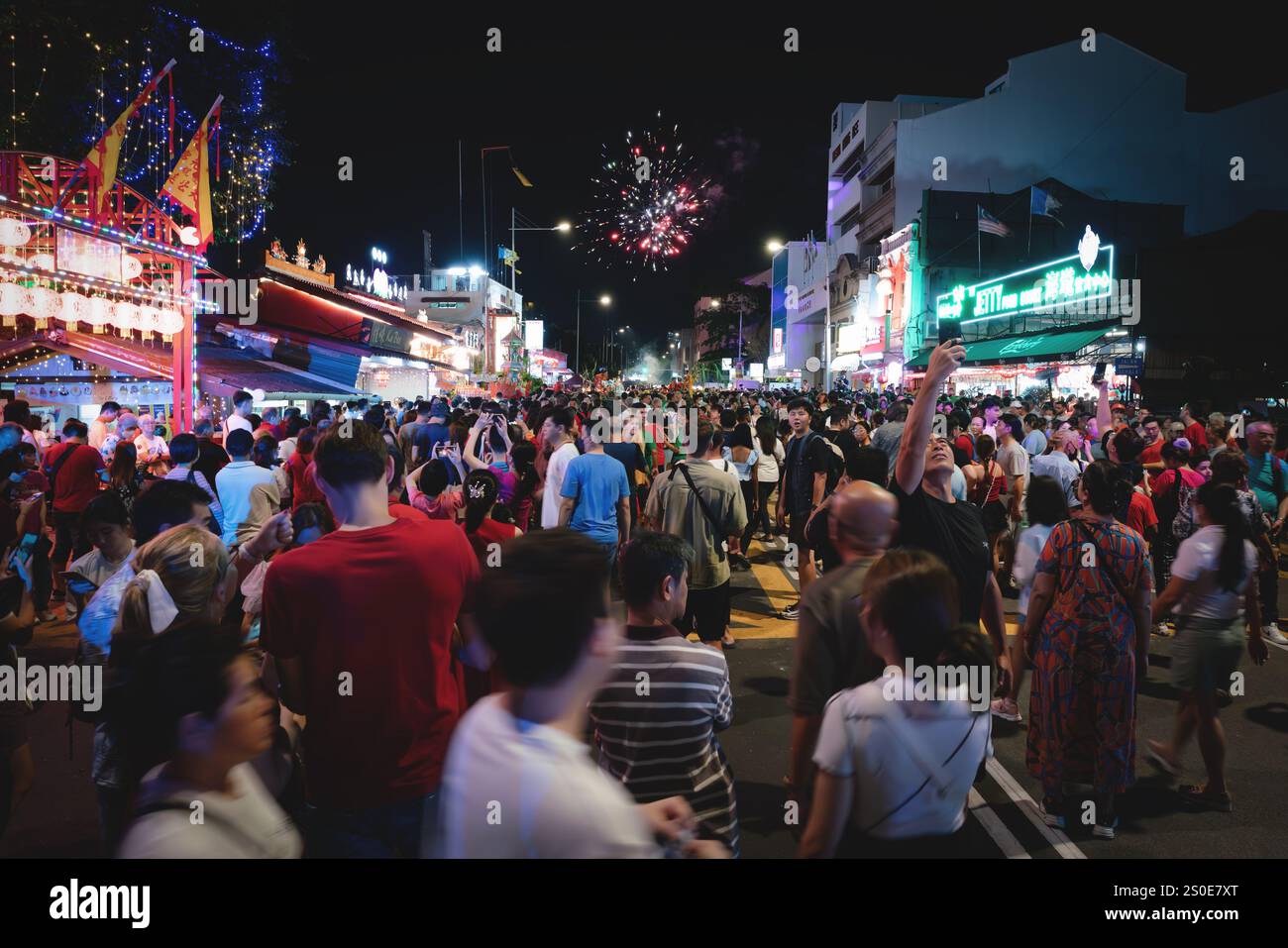 Georgetown, Penang, Malaysia - 17. Februar 2024: Chinesisches Neujahrsfest mit Feuerwerk am Clan Jetty Stockfoto