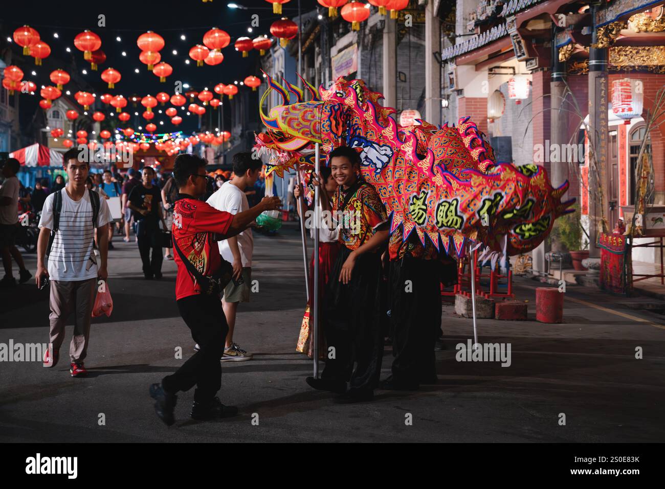 Georgetown, Penang, Malaysia - 18. Februar 2024: Drachentänzer mit Drachen auf Stöcken bei der chinesischen Neujahrsfeier Stockfoto