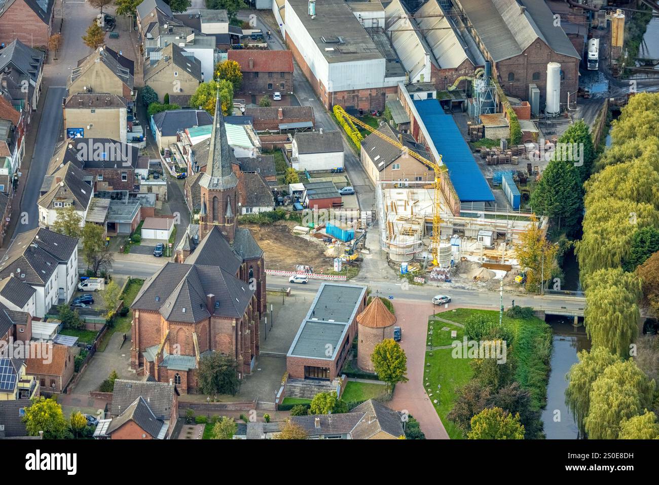 Aus der Vogelperspektive, katholische St.-Bartholomäus-Kirche, Baustelle für neues Feuerwehrhaus an der Ecke Münsterdeich/Bleichstraße, Isselburg, Lowe Stockfoto