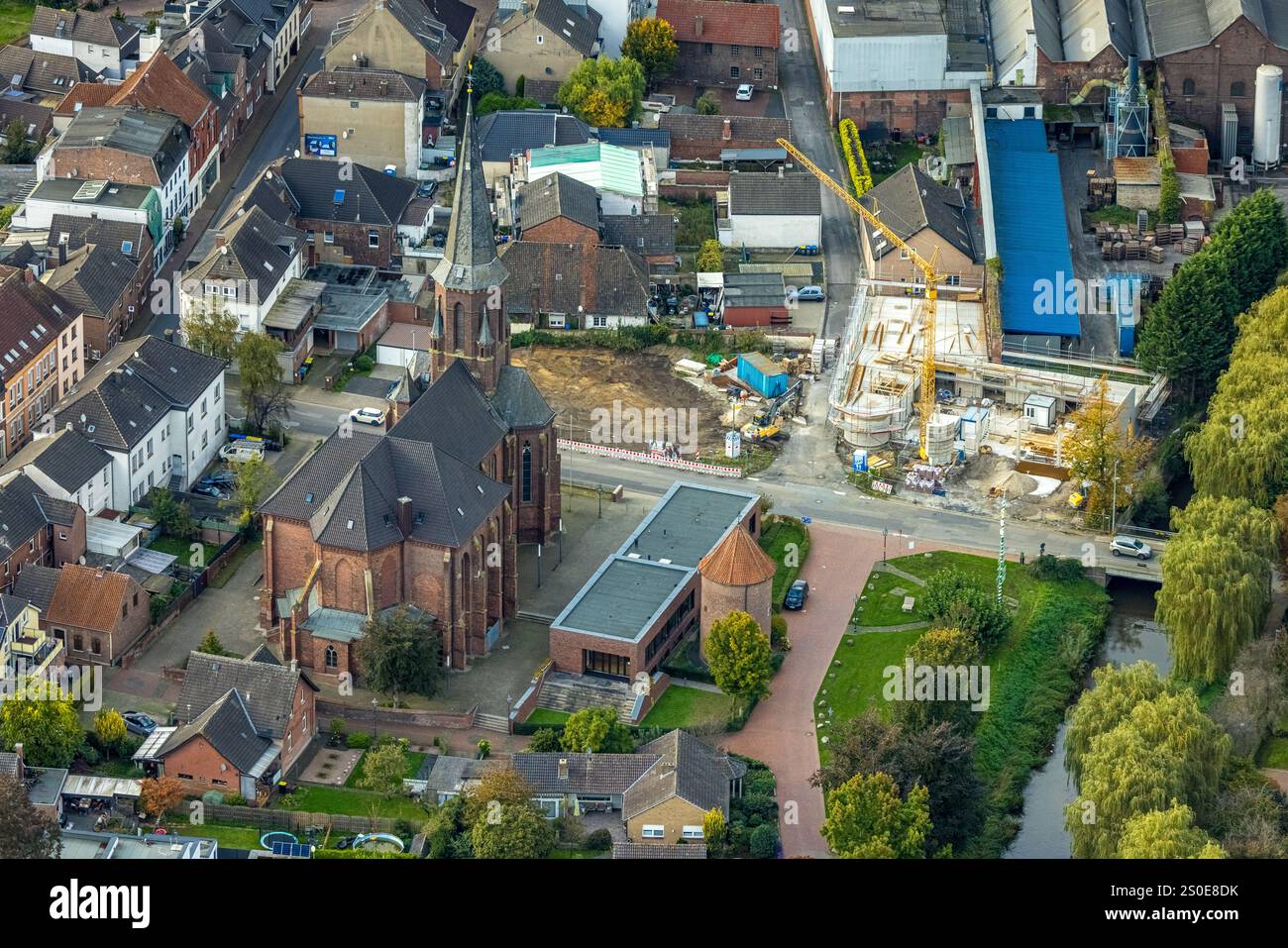 Aus der Vogelperspektive, katholische St.-Bartholomäus-Kirche, Baustelle für neues Feuerwehrhaus an der Ecke Münsterdeich/Bleichstraße, Isselburg, Lowe Stockfoto