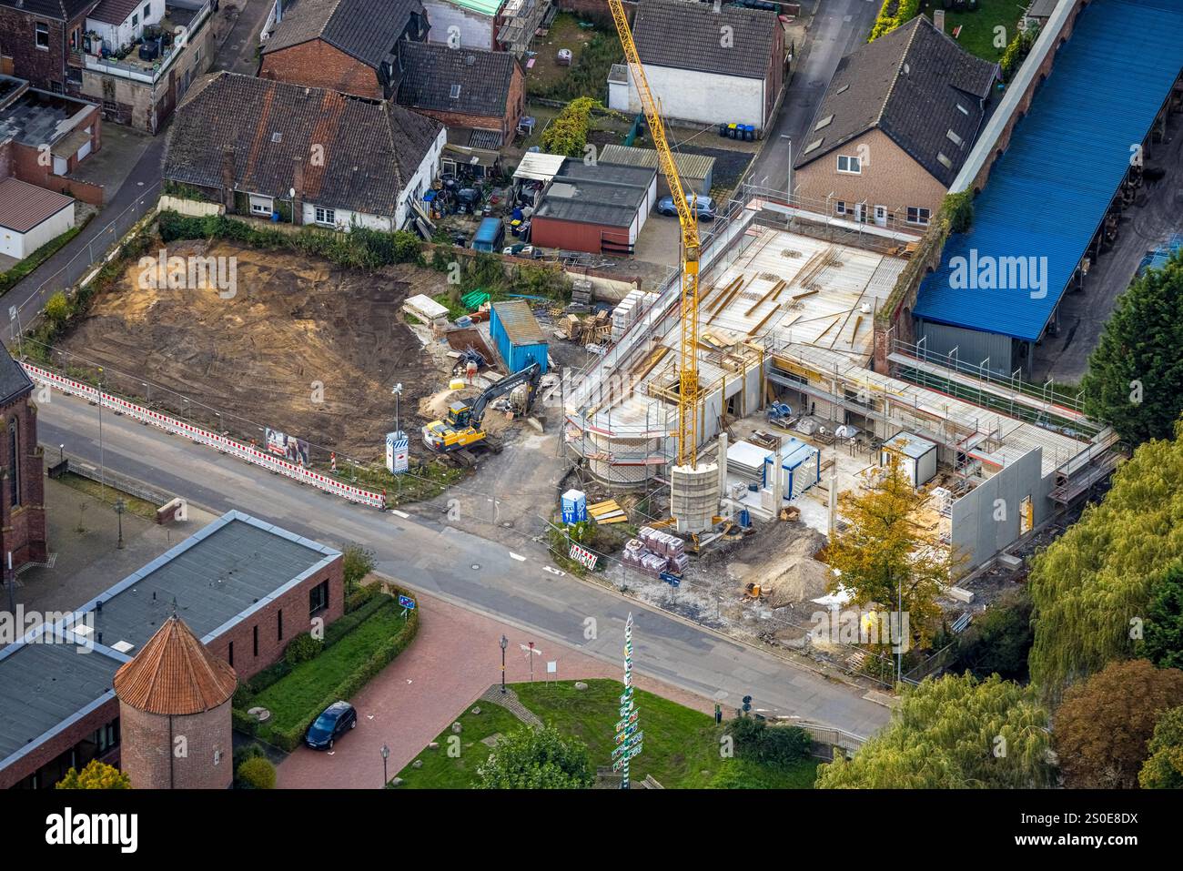 Aus der Vogelperspektive, katholische St.-Bartholomäus-Kirche, Baustelle für neues Feuerwehrhaus an der Ecke Münsterdeich/Bleichstraße, Isselburg, Lowe Stockfoto