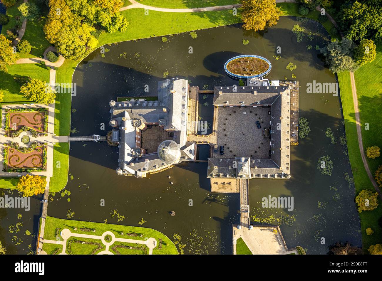 Aus der Vogelperspektive Schloss Wasserburg Anholt mit Schlosspark und Barockgarten, Herbstbäumen, Anholt, Isselburg, Niederrhein, Nordrhein-Westfalen, Ge Stockfoto