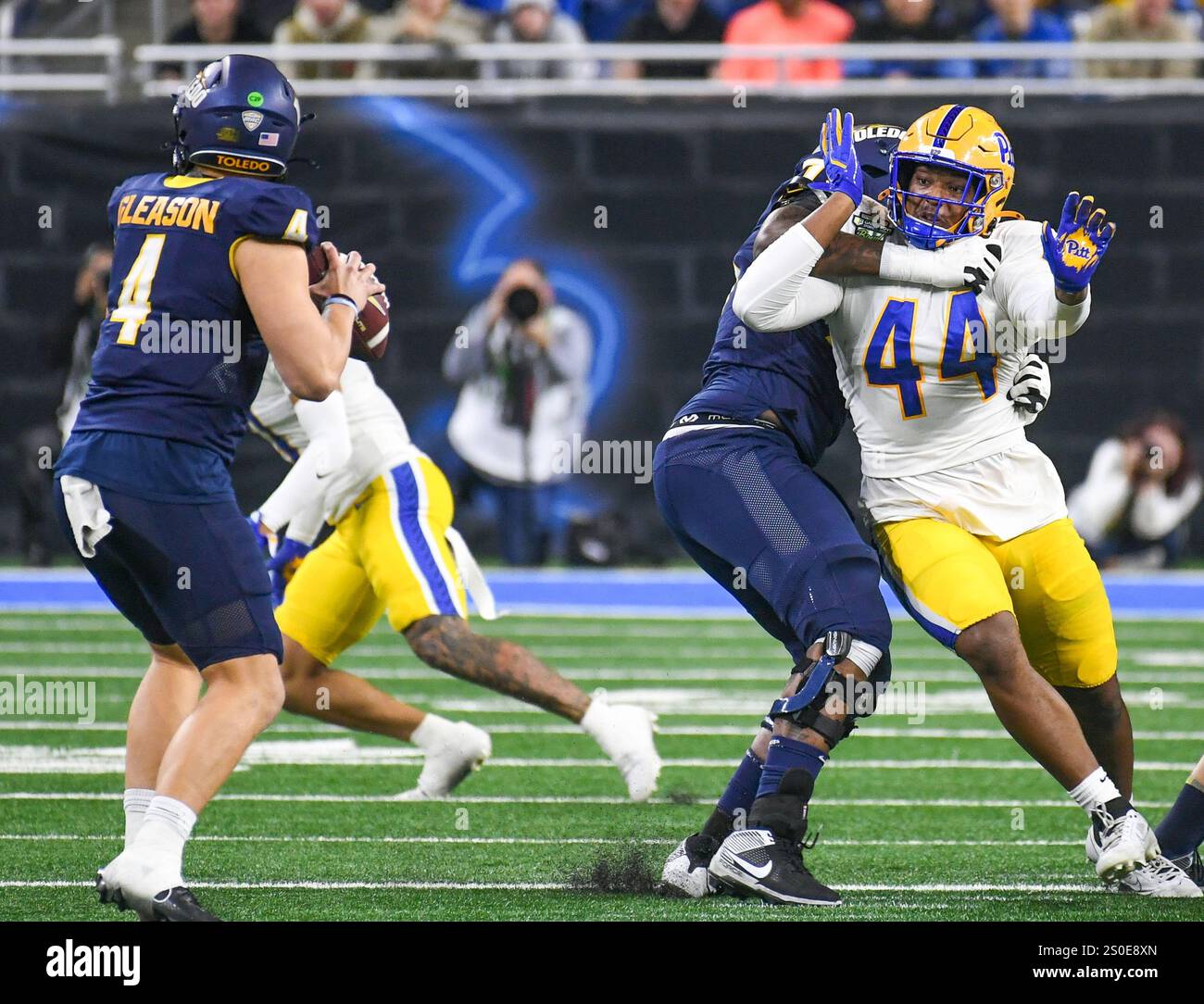 26. Dezember 2024: Pitt Defensive Lineman Jimmy Scott (44) versucht, einen Schwarzen zu verwerfen, als er während des GameAbove Sports Bowl den Toledo QB Tucker Gleason (4) stürzt. Seth Graves/CSM (Bild: © Seth Graves/Cal Sport Media) Stockfoto