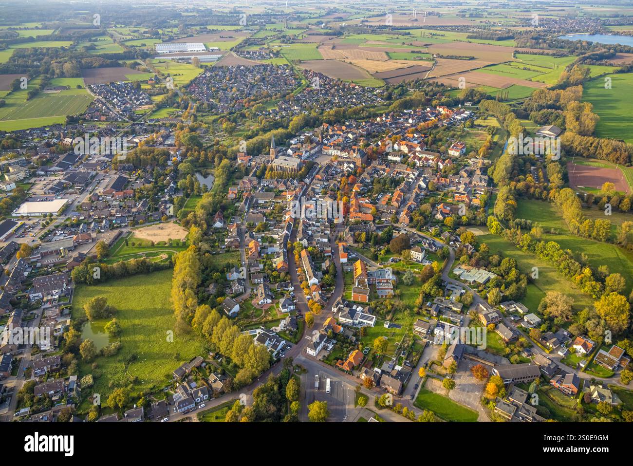 Luftaufnahme, Blick auf das Wohngebiet mit der katholischen Kirche St. Nicolai, Marktplatz und historischem Rathaus, Kalkar, Niederrhein, Nordrhein-Westpha Stockfoto