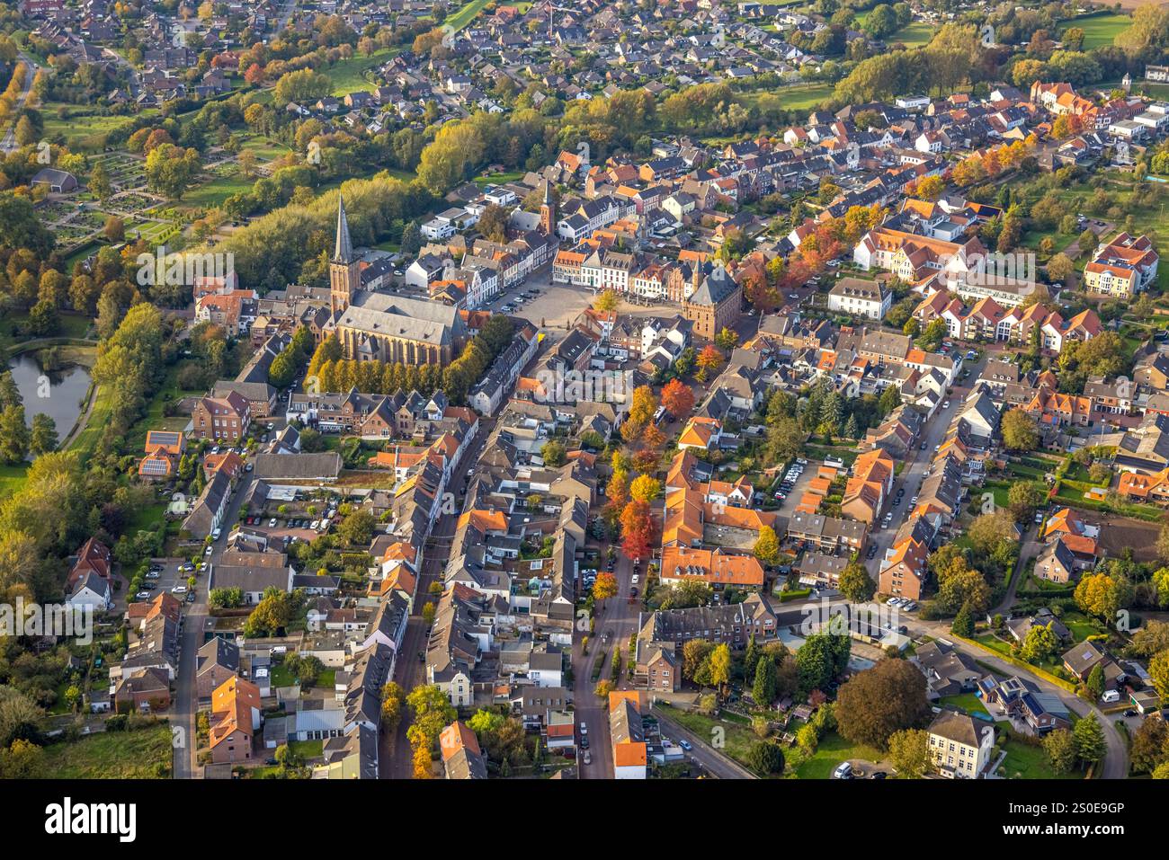 Luftaufnahme, Blick auf das Wohngebiet mit der katholischen Kirche St. Nicolai, Marktplatz und historischem Rathaus, Kalkar, Niederrhein, Nordrhein-Westpha Stockfoto
