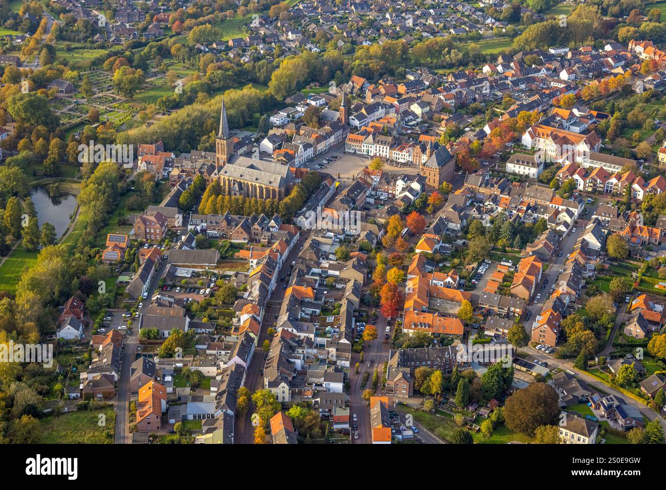 Luftaufnahme, Blick auf das Wohngebiet mit der katholischen Kirche St. Nicolai, Marktplatz und historischem Rathaus, Kalkar, Niederrhein, Nordrhein-Westpha Stockfoto