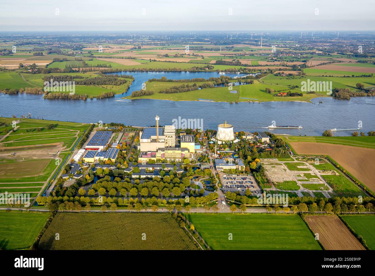 Aus der Vogelperspektive, Kalkar Wunderland, Energiefabrik am Rhein, Familienpark mit Veranstaltungen wie Achterbahn und Wildwasserfahrt und Fahrgeschäften, Hotel, Concept Stockfoto