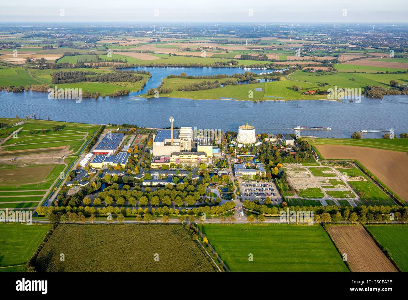 Aus der Vogelperspektive, Kalkar Wunderland, Energiefabrik am Rhein, Familienpark mit Veranstaltungen wie Achterbahn und Wildwasserfahrt und Fahrgeschäften, Hotel, Concept Stockfoto