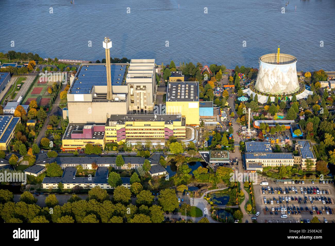 Aus der Vogelperspektive, Kalkar Wunderland, Energiefabrik am Rhein, Familienpark mit Veranstaltungen wie Achterbahn und Wildwasserfahrt und Fahrgeschäften, Hotel, Concept Stockfoto