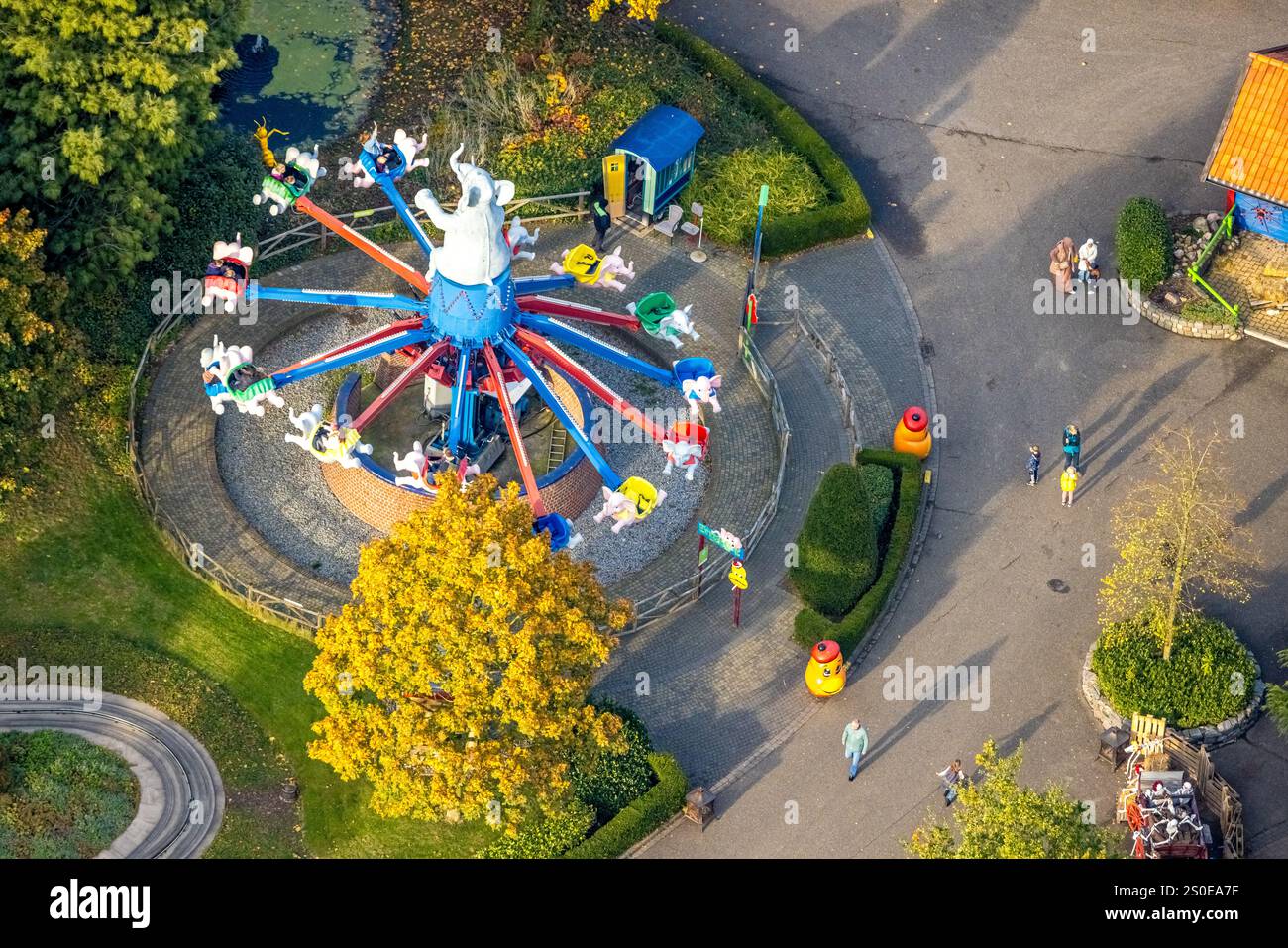 Aus der Vogelperspektive, Kalkar Wunderland, Energiefabrik am Rhein, Familienpark mit Veranstaltungen wie Achterbahn und Wildwasserfahrt und Fahrgeschäften, Hotel, Concept Stockfoto
