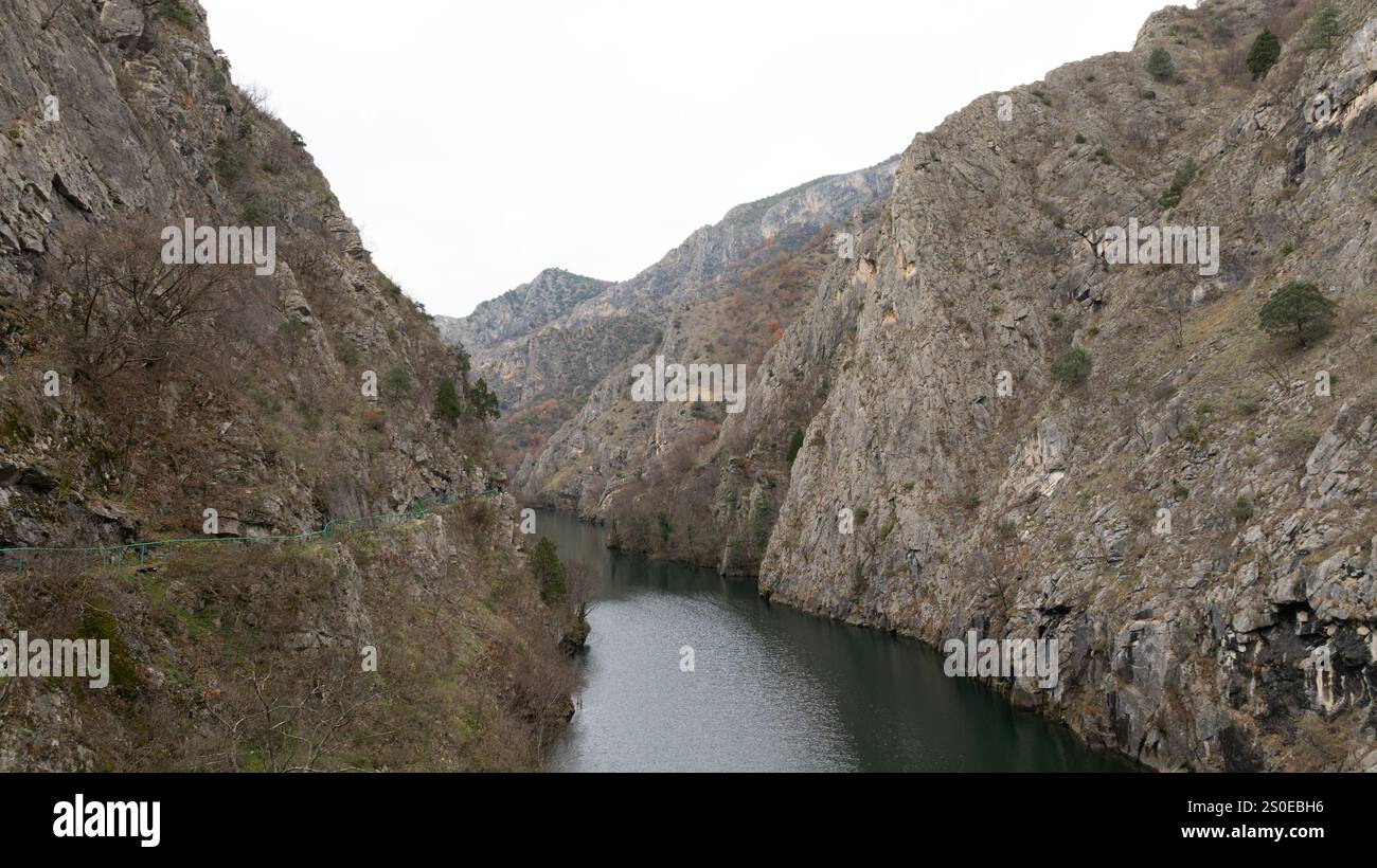 Aus der Vogelperspektive auf den Matka-See mit einem Staudamm-Kraftwerk und dem Treska-Fluss in Skopje, Mazedonien Stockfoto