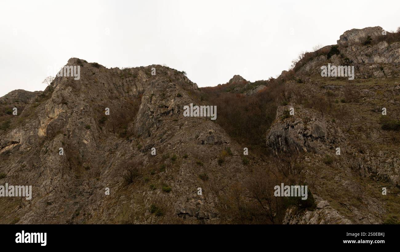 Aus der Vogelperspektive auf den Matka-See mit einem Staudamm-Kraftwerk und dem Treska-Fluss in Skopje, Mazedonien Stockfoto