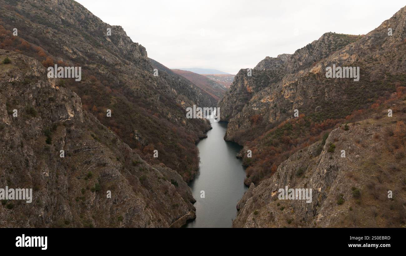 Aus der Vogelperspektive auf den Matka-See mit einem Staudamm-Kraftwerk und dem Treska-Fluss in Skopje, Mazedonien Stockfoto