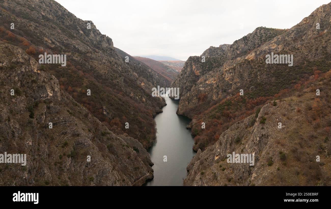 Aus der Vogelperspektive auf den Matka-See mit einem Staudamm-Kraftwerk und dem Treska-Fluss in Skopje, Mazedonien Stockfoto