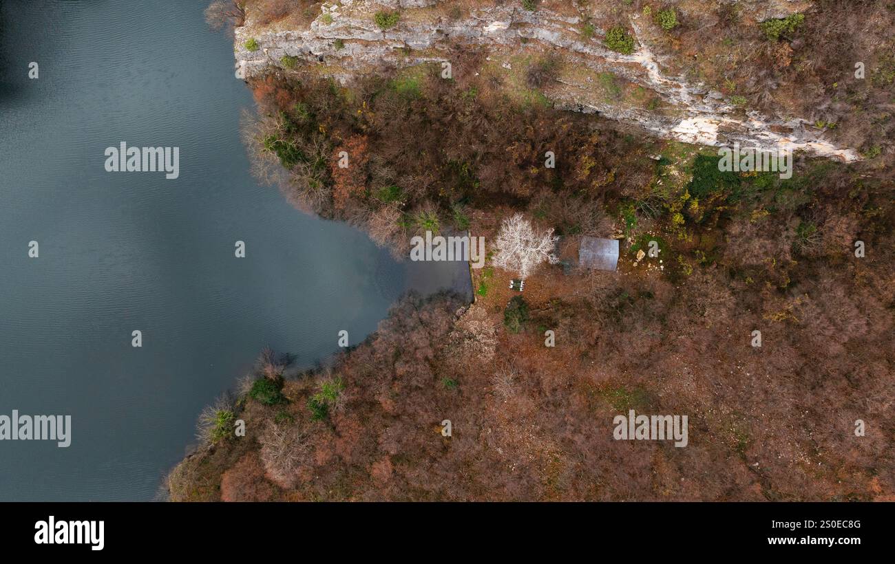 Aus der Vogelperspektive auf den Matka-See mit einem Staudamm-Kraftwerk und dem Treska-Fluss in Skopje, Mazedonien Stockfoto