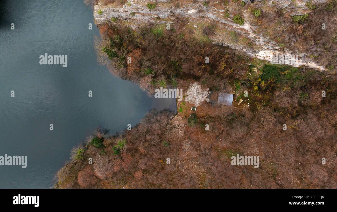 Aus der Vogelperspektive auf den Matka-See mit einem Staudamm-Kraftwerk und dem Treska-Fluss in Skopje, Mazedonien Stockfoto