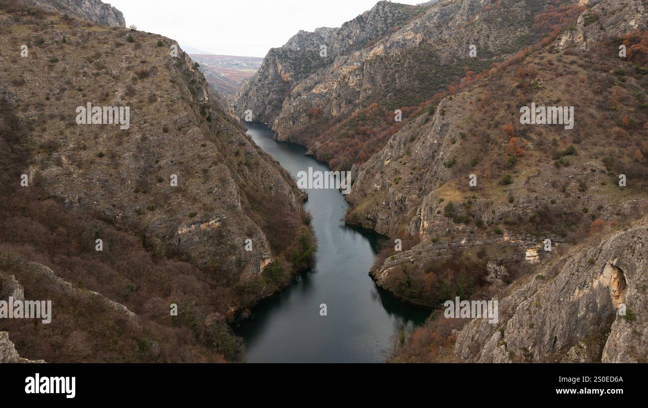 Aus der Vogelperspektive auf den Matka-See mit einem Staudamm-Kraftwerk und dem Treska-Fluss in Skopje, Mazedonien Stockfoto