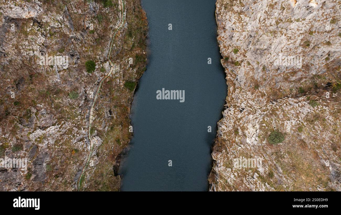 Aus der Vogelperspektive auf den Matka-See mit einem Staudamm-Kraftwerk und dem Treska-Fluss in Skopje, Mazedonien Stockfoto