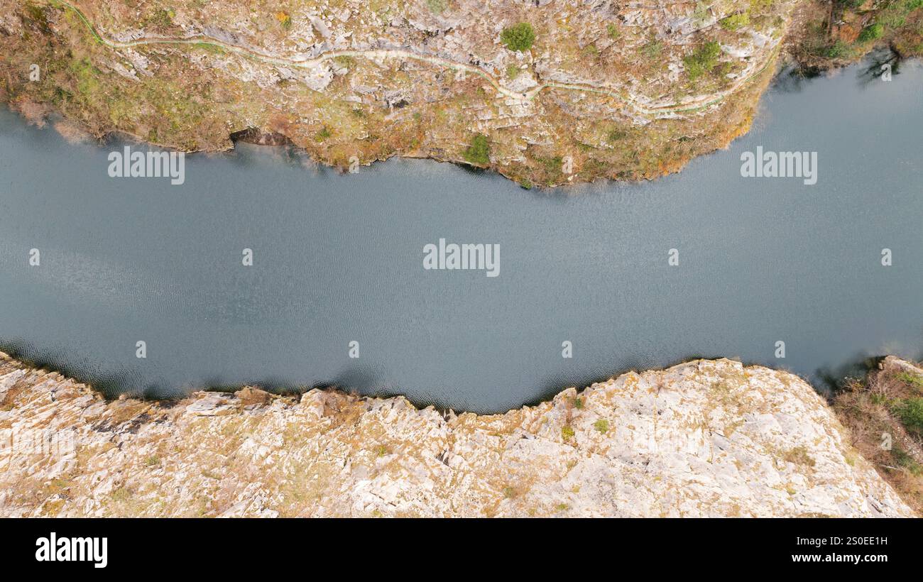 Aus der Vogelperspektive auf den Matka-See mit einem Staudamm-Kraftwerk und dem Treska-Fluss in Skopje, Mazedonien Stockfoto