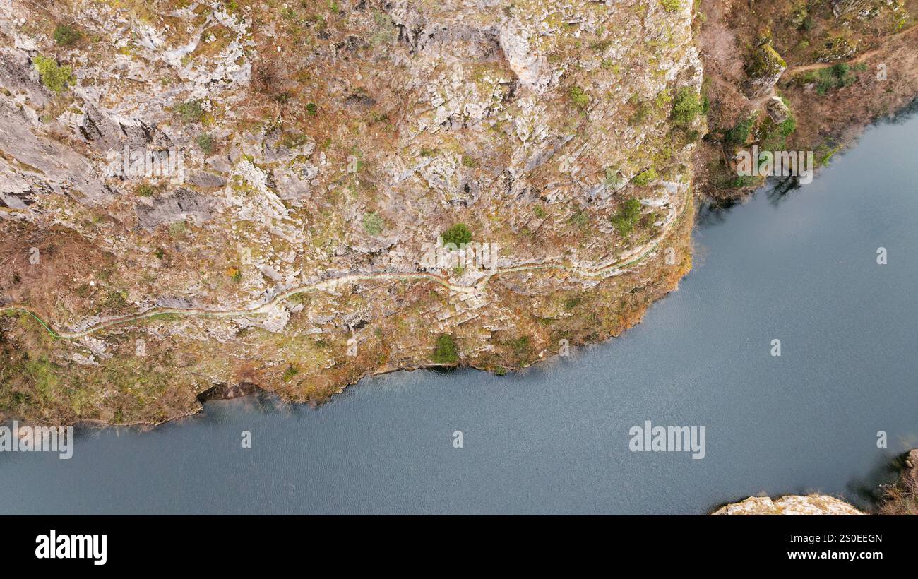 Aus der Vogelperspektive auf den Matka-See mit einem Staudamm-Kraftwerk und dem Treska-Fluss in Skopje, Mazedonien Stockfoto