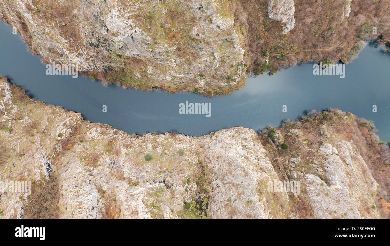 Aus der Vogelperspektive auf den Matka-See mit einem Staudamm-Kraftwerk und dem Treska-Fluss in Skopje, Mazedonien Stockfoto
