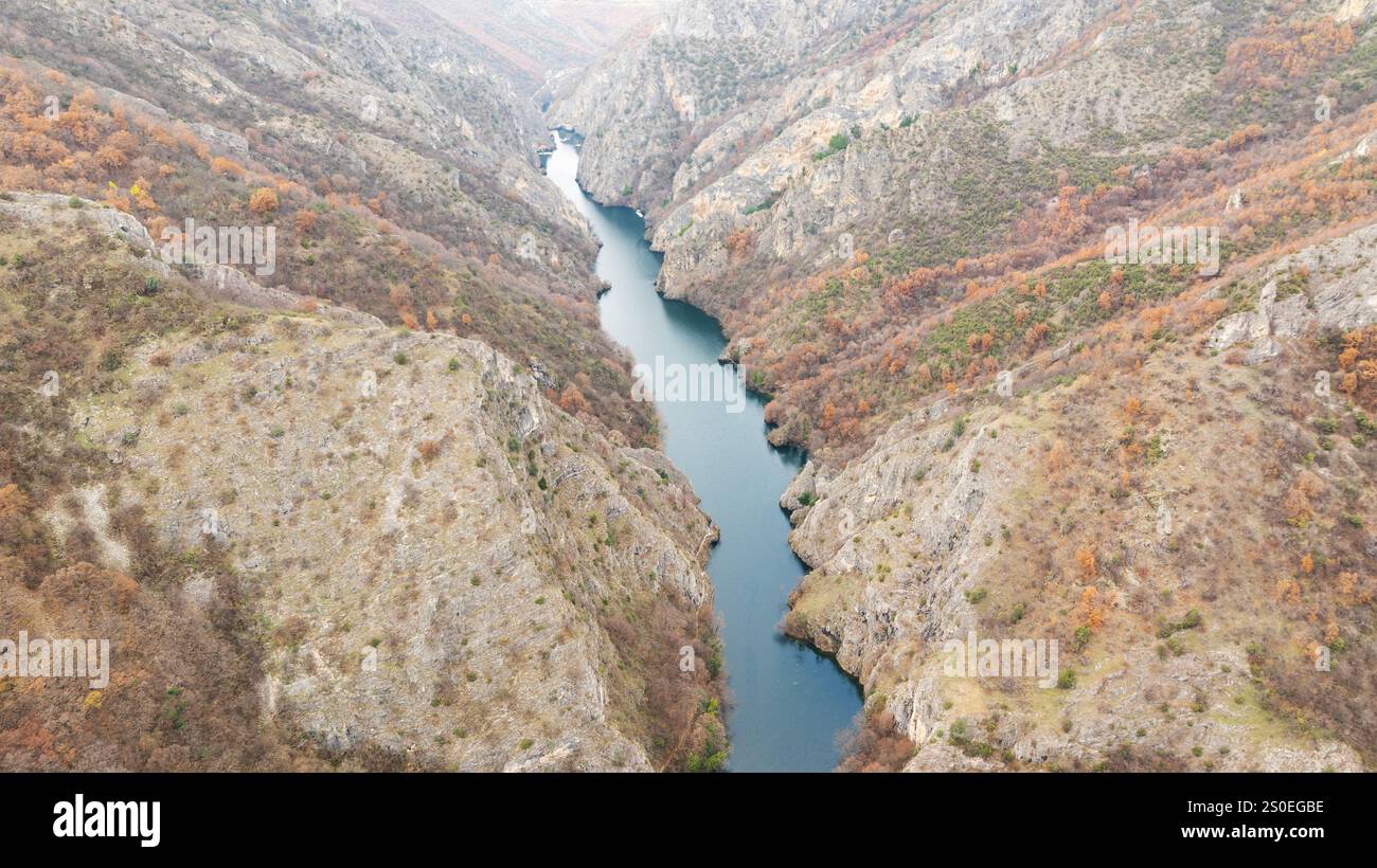 Aus der Vogelperspektive auf den Matka-See mit einem Staudamm-Kraftwerk und dem Treska-Fluss in Skopje, Mazedonien Stockfoto