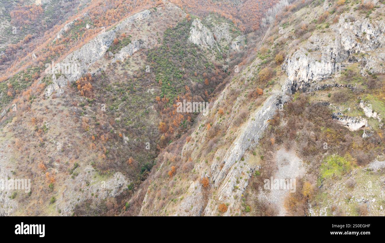 Aus der Vogelperspektive auf den Matka-See mit einem Staudamm-Kraftwerk und dem Treska-Fluss in Skopje, Mazedonien Stockfoto
