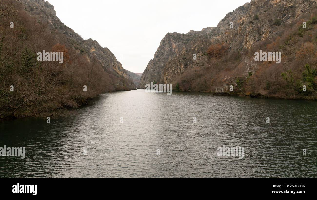 Aus der Vogelperspektive auf den Matka-See mit einem Staudamm-Kraftwerk und dem Treska-Fluss in Skopje, Mazedonien Stockfoto