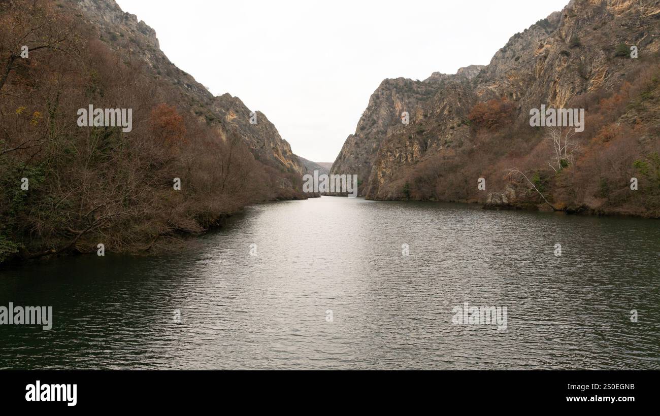 Aus der Vogelperspektive auf den Matka-See mit einem Staudamm-Kraftwerk und dem Treska-Fluss in Skopje, Mazedonien Stockfoto