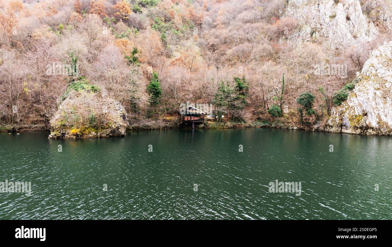 Aus der Vogelperspektive auf den Matka-See mit einem Staudamm-Kraftwerk und dem Treska-Fluss in Skopje, Mazedonien Stockfoto