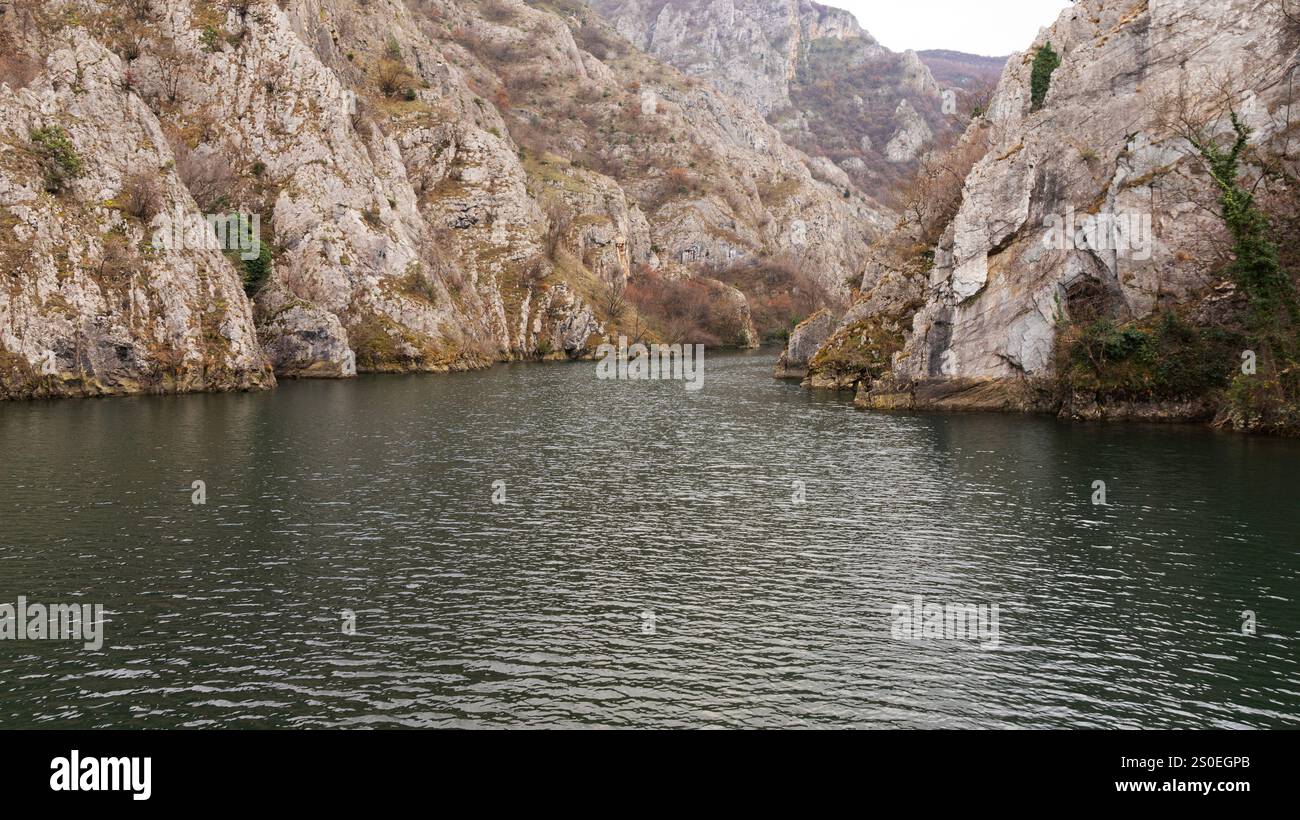 Aus der Vogelperspektive auf den Matka-See mit einem Staudamm-Kraftwerk und dem Treska-Fluss in Skopje, Mazedonien Stockfoto