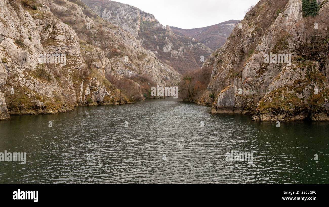 Aus der Vogelperspektive auf den Matka-See mit einem Staudamm-Kraftwerk und dem Treska-Fluss in Skopje, Mazedonien Stockfoto