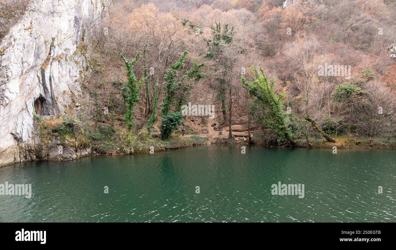 Aus der Vogelperspektive auf den Matka-See mit einem Staudamm-Kraftwerk und dem Treska-Fluss in Skopje, Mazedonien Stockfoto