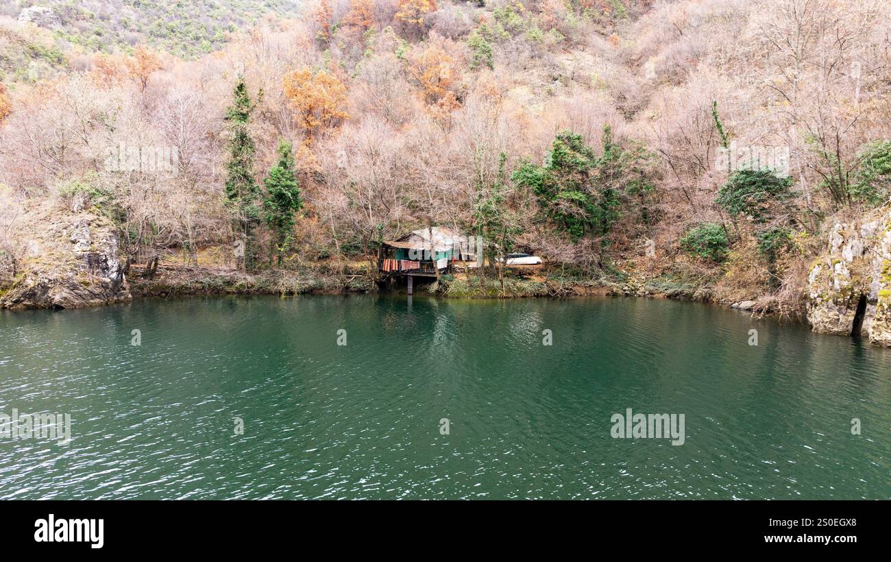 Aus der Vogelperspektive auf den Matka-See mit einem Staudamm-Kraftwerk und dem Treska-Fluss in Skopje, Mazedonien Stockfoto