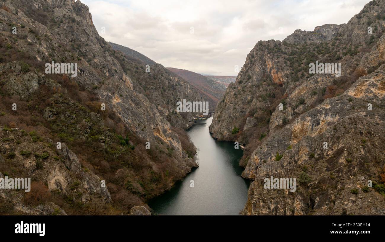 Aus der Vogelperspektive auf den Matka-See mit einem Staudamm-Kraftwerk und dem Treska-Fluss in Skopje, Mazedonien Stockfoto