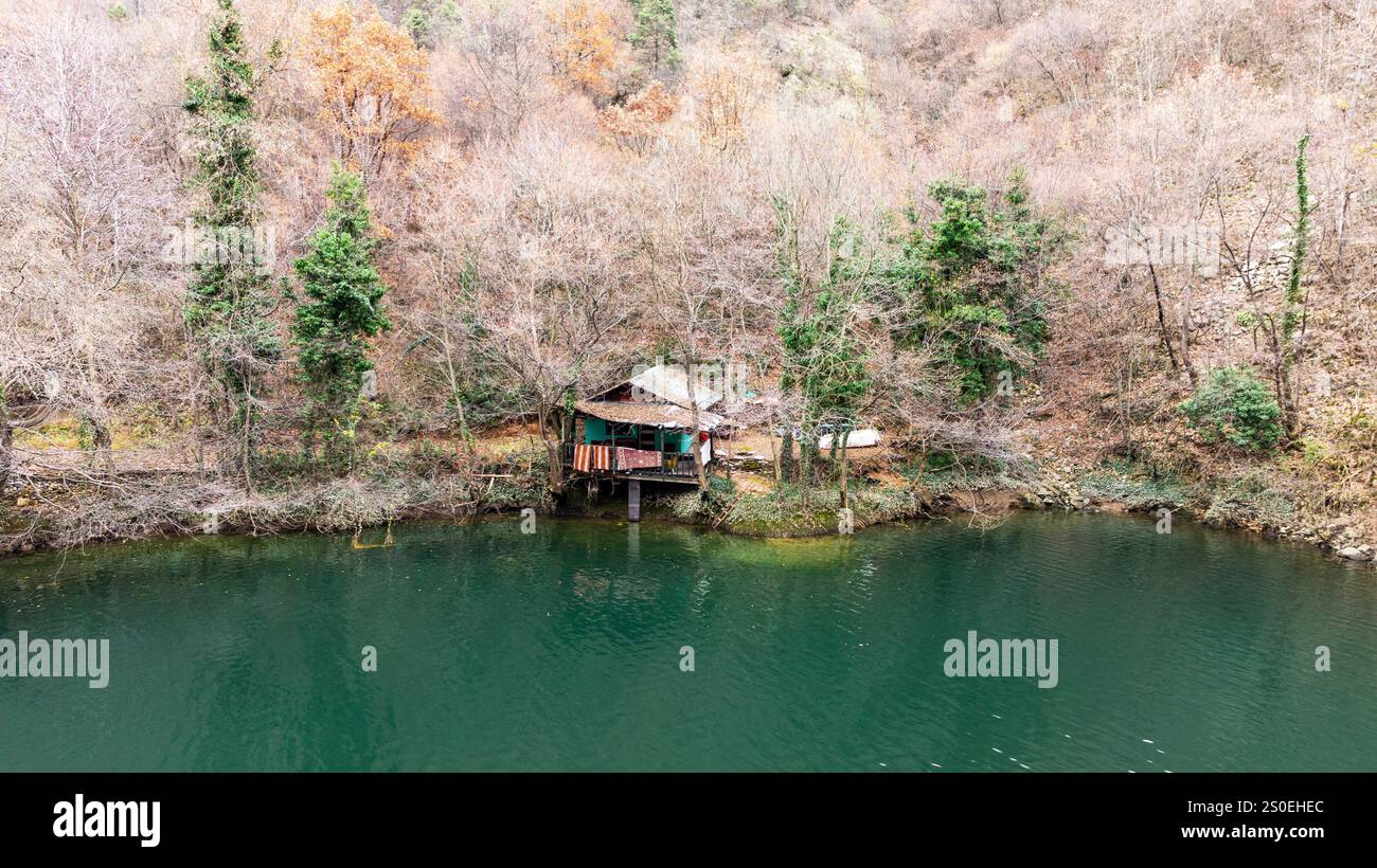 Aus der Vogelperspektive auf den Matka-See mit einem Staudamm-Kraftwerk und dem Treska-Fluss in Skopje, Mazedonien Stockfoto