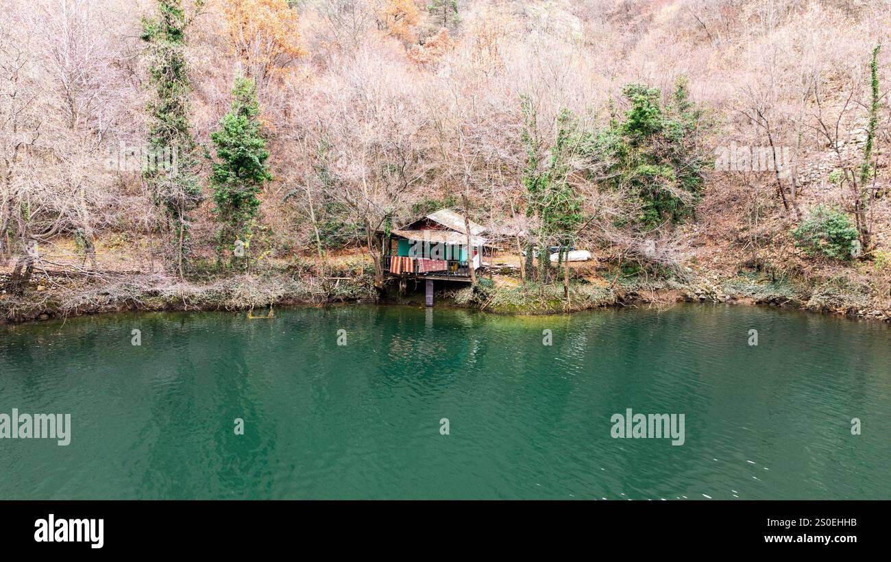 Aus der Vogelperspektive auf den Matka-See mit einem Staudamm-Kraftwerk und dem Treska-Fluss in Skopje, Mazedonien Stockfoto