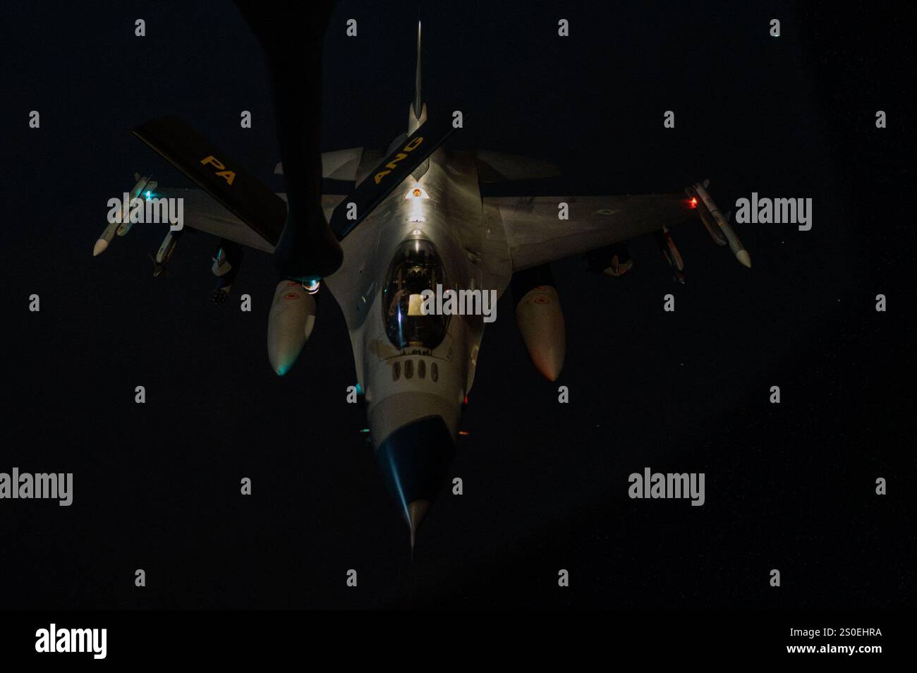 Ein Stratotanker der US Air Force KC-135 entlädt Treibstoff zu einem F-16-Kampffalken im US-Zentralkommando-Zuständigkeitsbereich, 17. Dezember 2024. Tankflugzeuge wie die KC-135 unterstützen alle Arten von US- und Koalitionsflugzeugen in der Region, um den Luftverkehr zu unterstützen. (Foto der US Air Force) Stockfoto