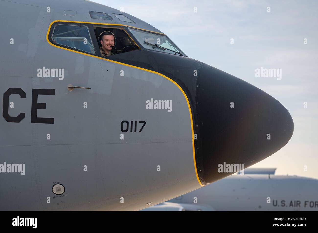 Ein KC-135 Stratotanker-Pilot der U.S. Air Force posiert für ein Foto im US Central Command Area of Responsibility am 19. Dezember 2024. Tankflugzeuge wie die KC-135 unterstützen alle Arten von US-Flugzeugen und Koalitionsflugzeugen in der Region, um den Luftverkehr zu unterstützen. (Foto der US Air Force) Stockfoto